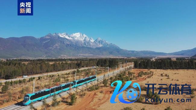 丽江首条不雅光火车清楚隆重绽开运营