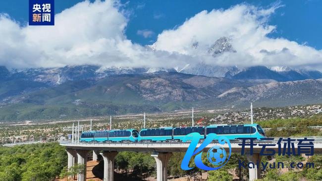 丽江首条不雅光火车清楚隆重绽开运营 全景视线游玉龙雪山