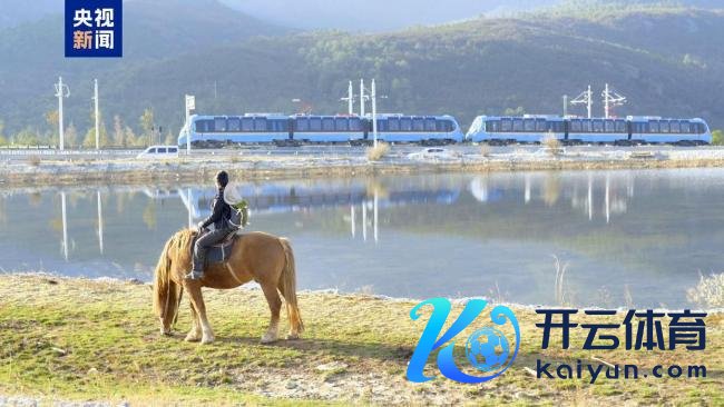 丽江首条不雅光火车清楚隆重绽开运营 全景视线游玉龙雪山